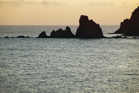 日暮时分，阿尔梅里亚的地中海海岸线岩石岛