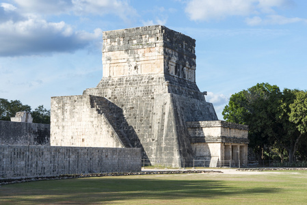 部分视图的考古复杂奇琴伊察，在墨西哥访问量最大的网站之一
