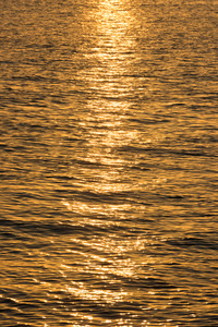 水面在日落时的背景