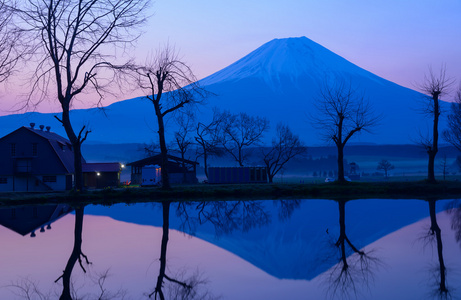 富士山和一个小池塘黎明