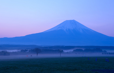 在黎明的富士山