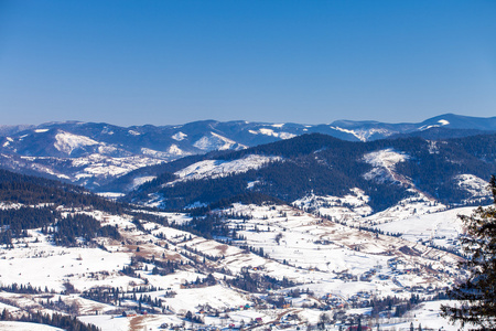 美丽的冬天山上，滑雪度假村