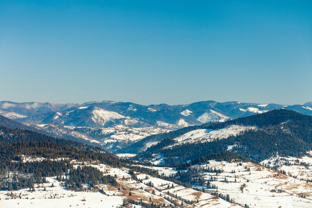 美丽的冬天山上，滑雪度假村