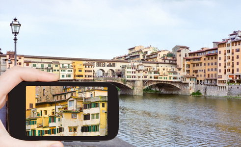 旅游拍照的 Ponte Vecchio bridgew 的