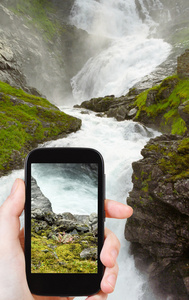 旅游拍照的 kjosfossen 瀑布的