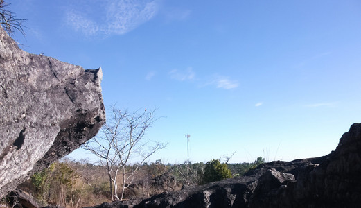 石头四合院与蓝蓝的天空