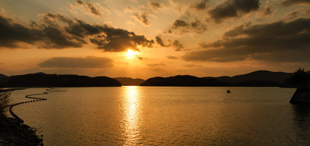 多云夕阳的晋阳湖