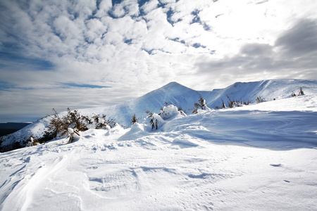 白雪覆盖的山峰