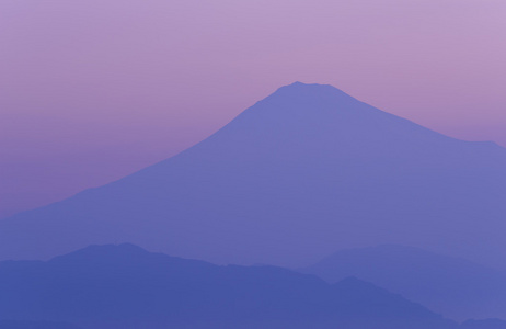在黎明的富士山
