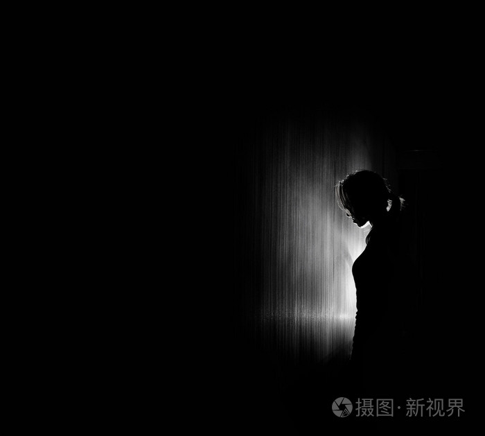 美丽的女人剪影黑色背景
