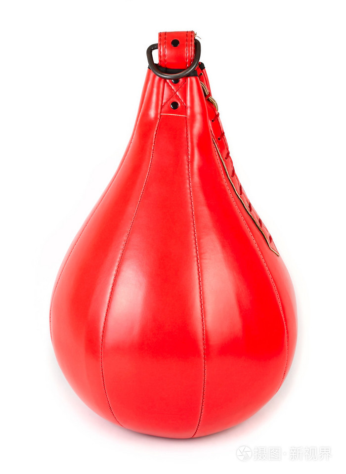 在白色背景上的红色出气筒.体育背景.体育器材进行训练
