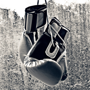 黑色和白色拳击手套