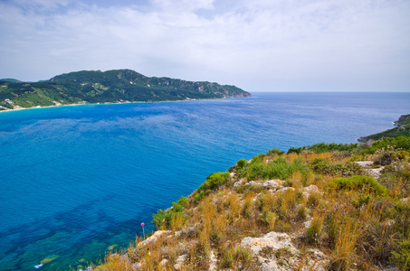 泻湖和高的悬崖附近的科孚岛，希腊阿基 Georgios