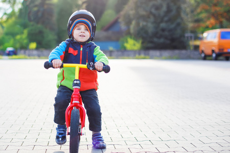 蹒跚学步的小男孩，学习上他第一次的自行车骑