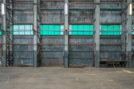 仓库中的铁皮墙照片