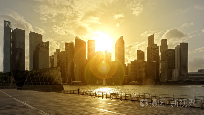 摩天大楼在背光的火光在日落