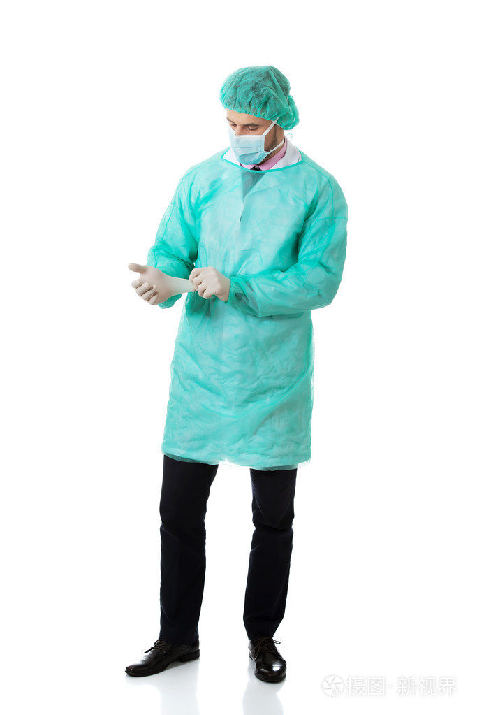 男性外科医生戴上防护手套