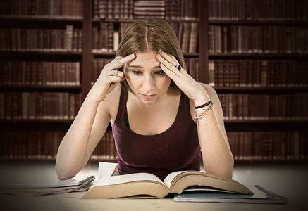 累了的大学女学生攻读大学考试担心不堪重负