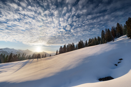 多云的天空在冬天雪蒂罗尔山区景观