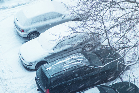 雪覆盖着的汽车