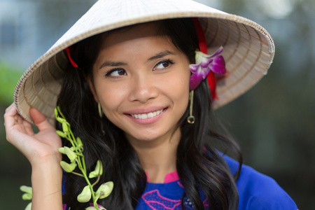 有一朵花在她的头发很越南女子