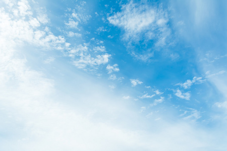 晴空图像与白云在白天时间的背景使用。