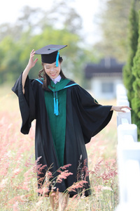 在毕业典礼那天女孩图片