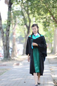 在毕业典礼那天女孩图片