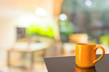 空木桌和咖啡店模糊背景与Bokeh图像。