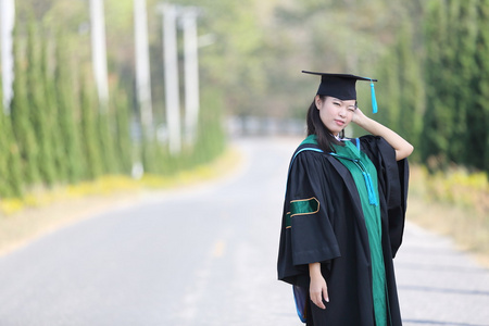 在毕业典礼那天女孩