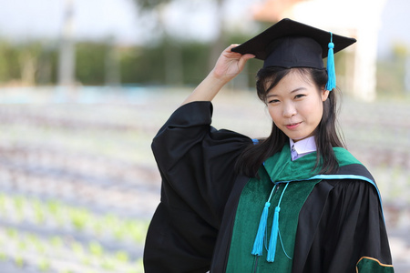 在毕业典礼那天女孩图片