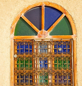 在摩洛哥非洲和老建筑沃尔玛砖历史窗口