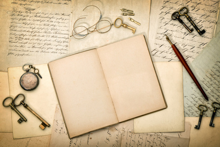 打开日记本，旧信件和明信片