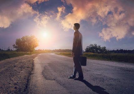 在通往成功道路上的商人照片