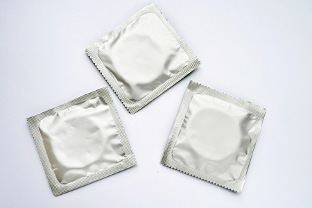 三个避孕套上白色孤立