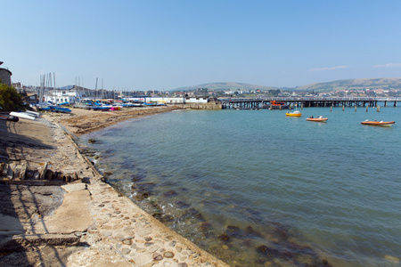 斯沃尼奇海港和码头的海和海岸的一个美丽的夏日与多塞特郡英国