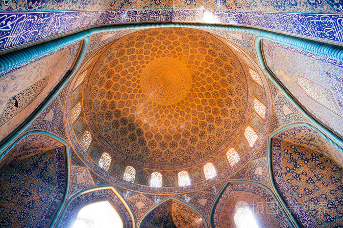 在梦幻般的设计清真寺内的圆顶