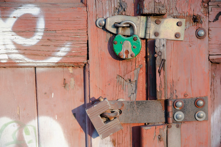木制门上生锈的旧锁