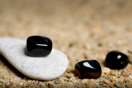 灰色和黑色的石头，在砂背景