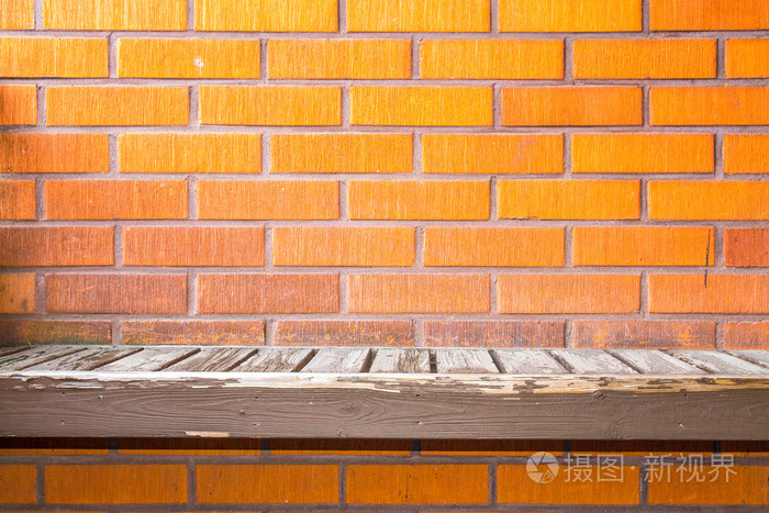 砖墙上的清洁工磨损的板凳