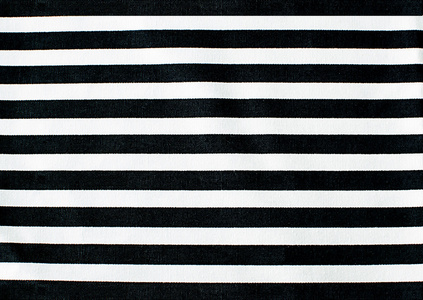 黑色和白色线性桌布