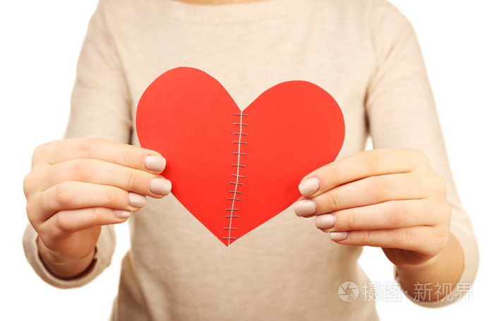 女人抱着破碎的心,用钉书钉缝合关闭