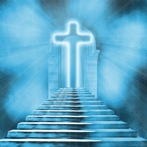 发光的圣洁十字架和楼梯导致天堂或地狱照片