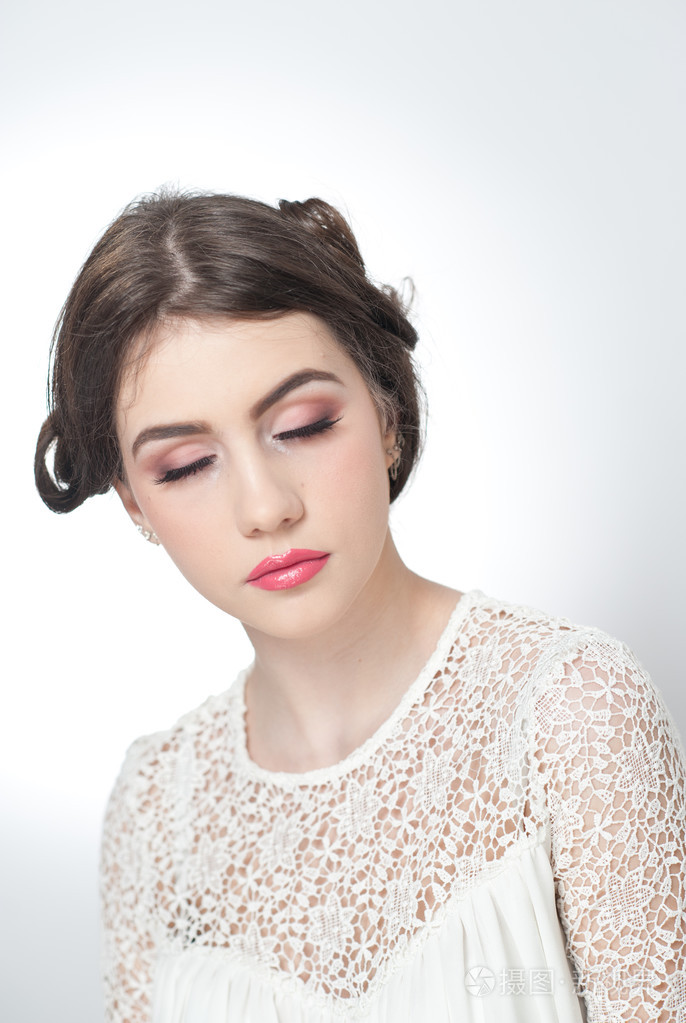 发型和化妆上闭着眼睛的年轻漂亮的女孩艺术肖像.