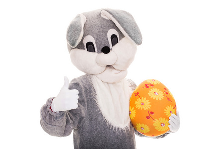 大毛绒兔子举行复活节彩蛋和显示确定