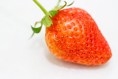 在白色背景上的草莓浆果