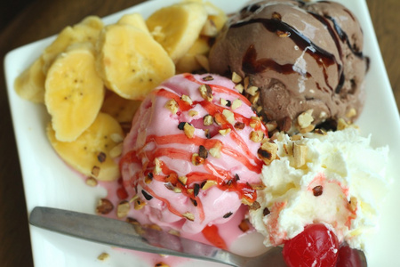 冰激淋混合巧克力草莓和香蕉 樱桃果