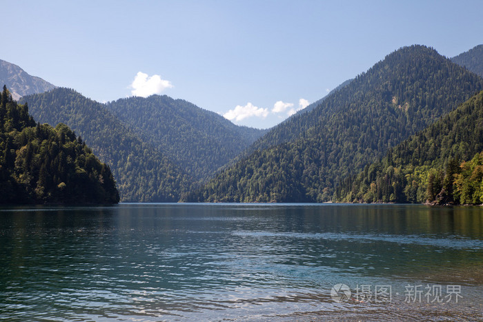 Ritsa 湖四面环山。阿布哈兹