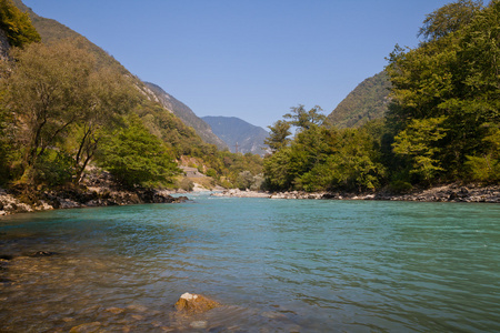 在阿布哈兹的山区河流