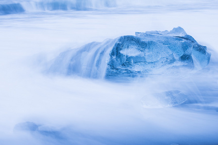 冰与水波冰海滩上照片